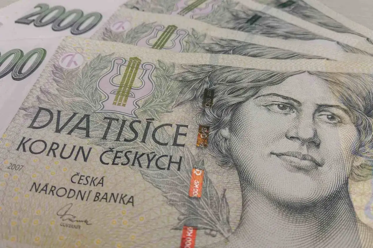 Czeskie banknoty o nominale 2000 koron z portretem kobiety.