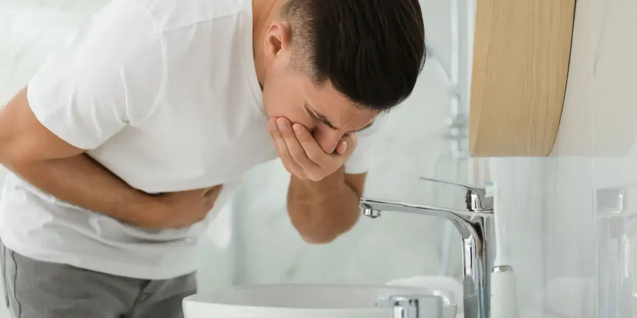 Skuteczne metody, jak zapobiec wymiotom i uniknąć nieprzyjemnych skutków.