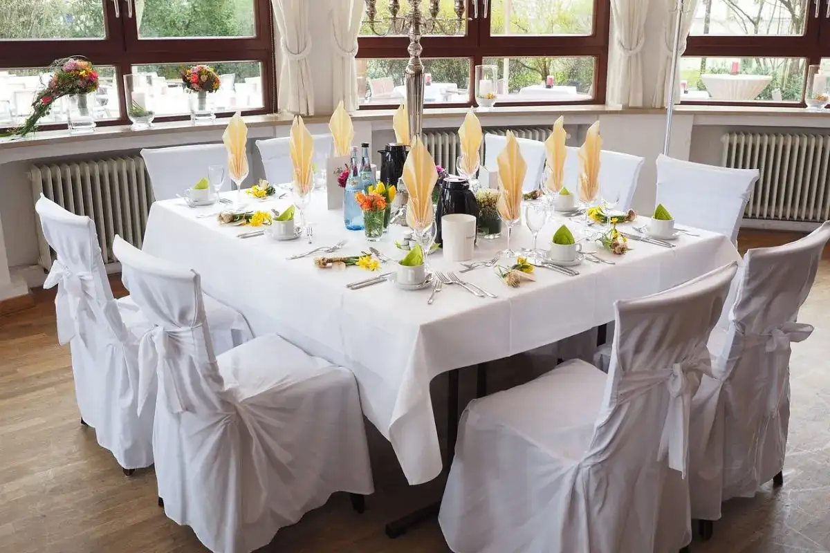 Talerzyk na weselu 2026: Koszty, co w cenie i jak oszczędzić?