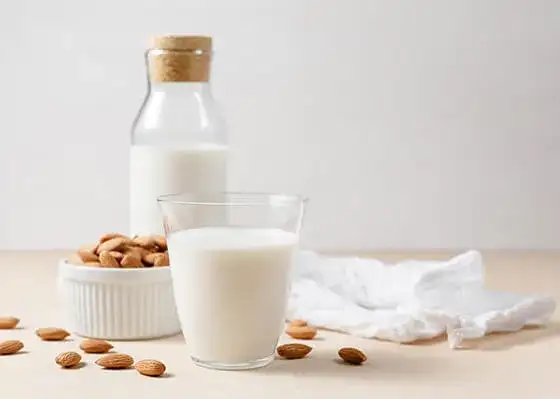 Mleko roślinne dla niemowląt od kiedy? Ważne zasady wprowadzania