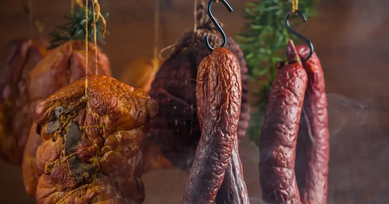 Ile kiełbasy wyjdzie z 5 kg mięsa? Sprawdź, co wpływa na wagę