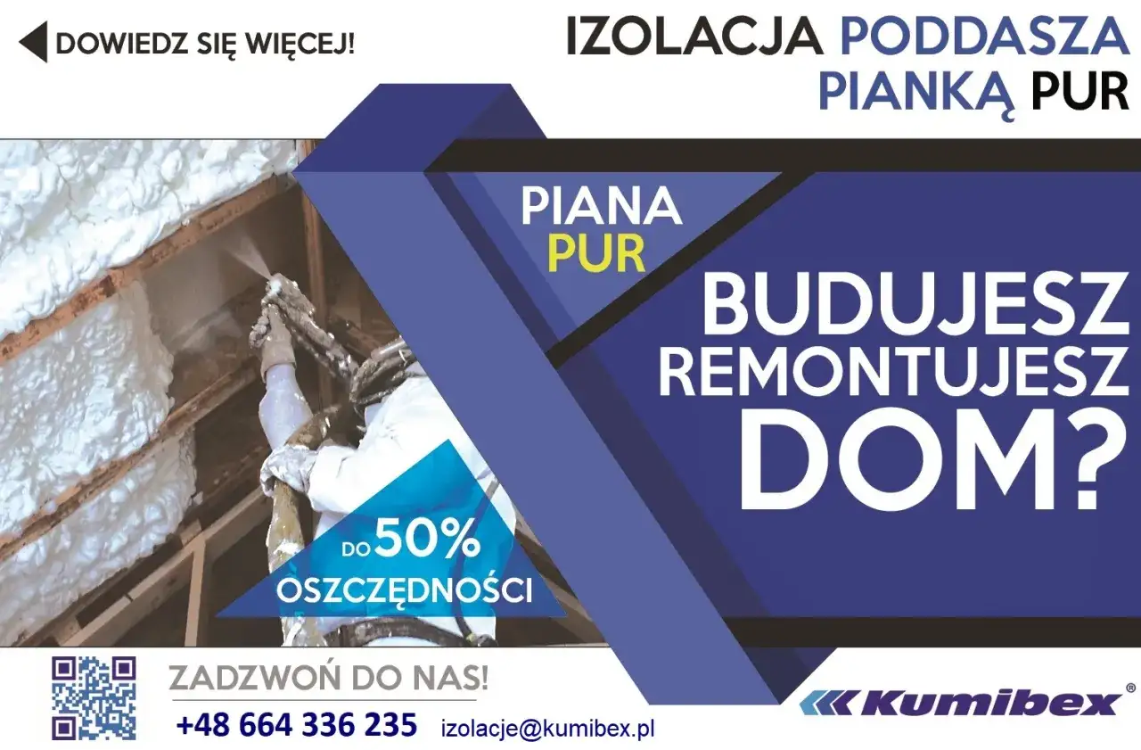 Izolacja poddasza pianką PUR. Pracownik w kombinezonie natryskuje piankę na drewnianą konstrukcję dachu. Oszczędność do 50%.