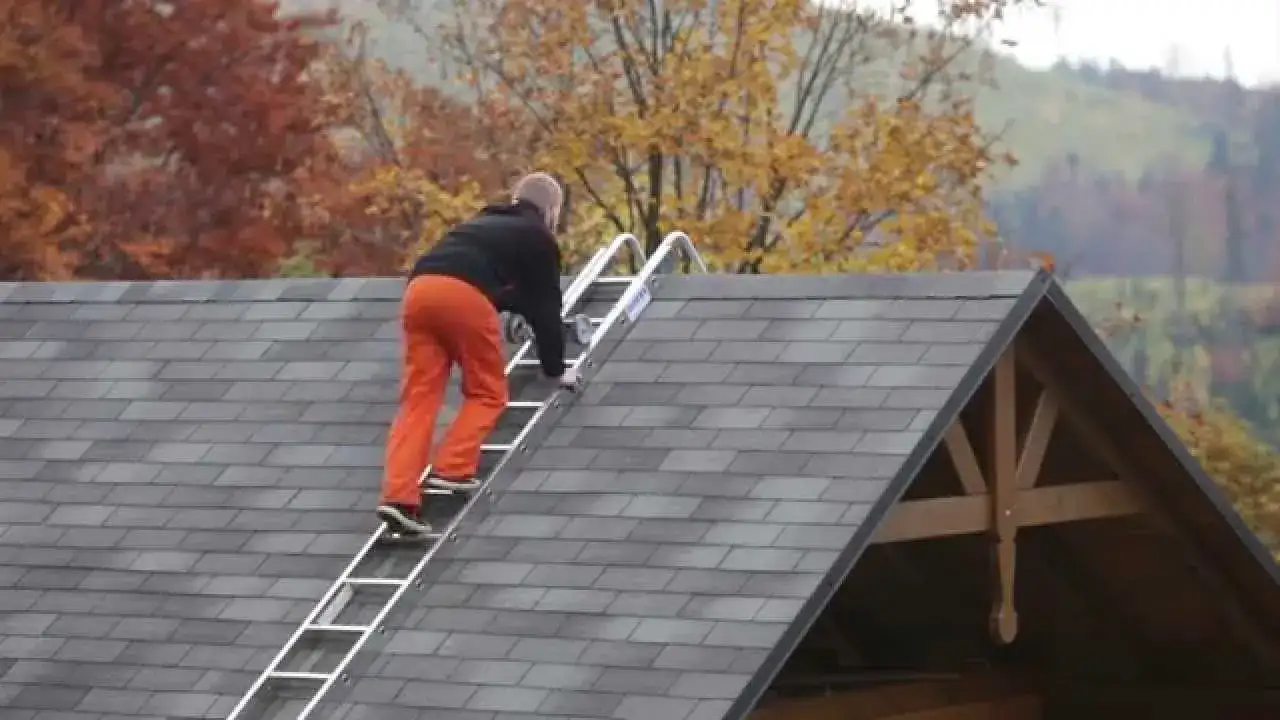 Jak chodzić po dachu z dachówki bezpiecznie i skutecznie, unikając wypadków