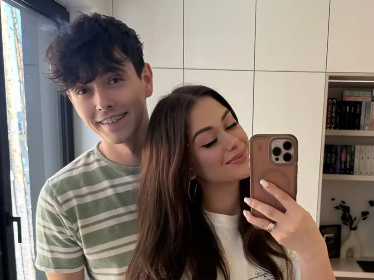 Uśmiechnięty Jan Dąbrowski z dziewczyną robią selfie. Zastanawiasz się, ile lat ma Jan Dąbrowski?