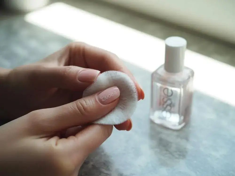 Jak zmywać lakier hybrydowy bez uszkadzania paznokci - sprawdzone metody