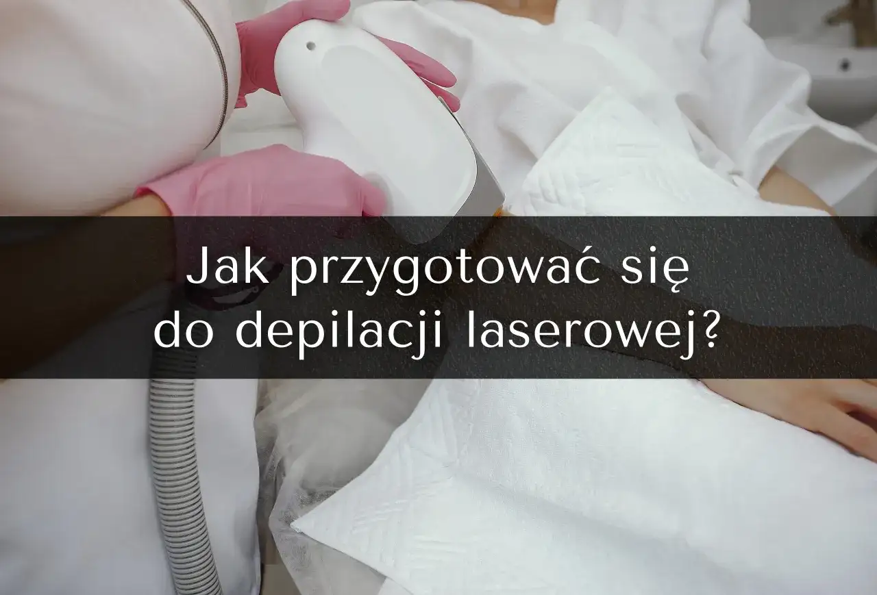 Dłoń w różowej rękawiczce trzyma depilator laserowy na tle białych ręczników.