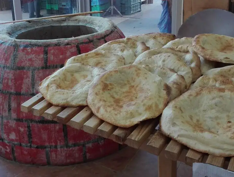 Chleb gruziński z czym jeść? Najlepsze połączenia i przepisy