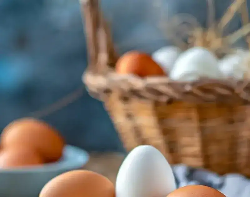 Ile gotować jajka do sałatki, aby uniknąć twardych i zielonych żółtek?