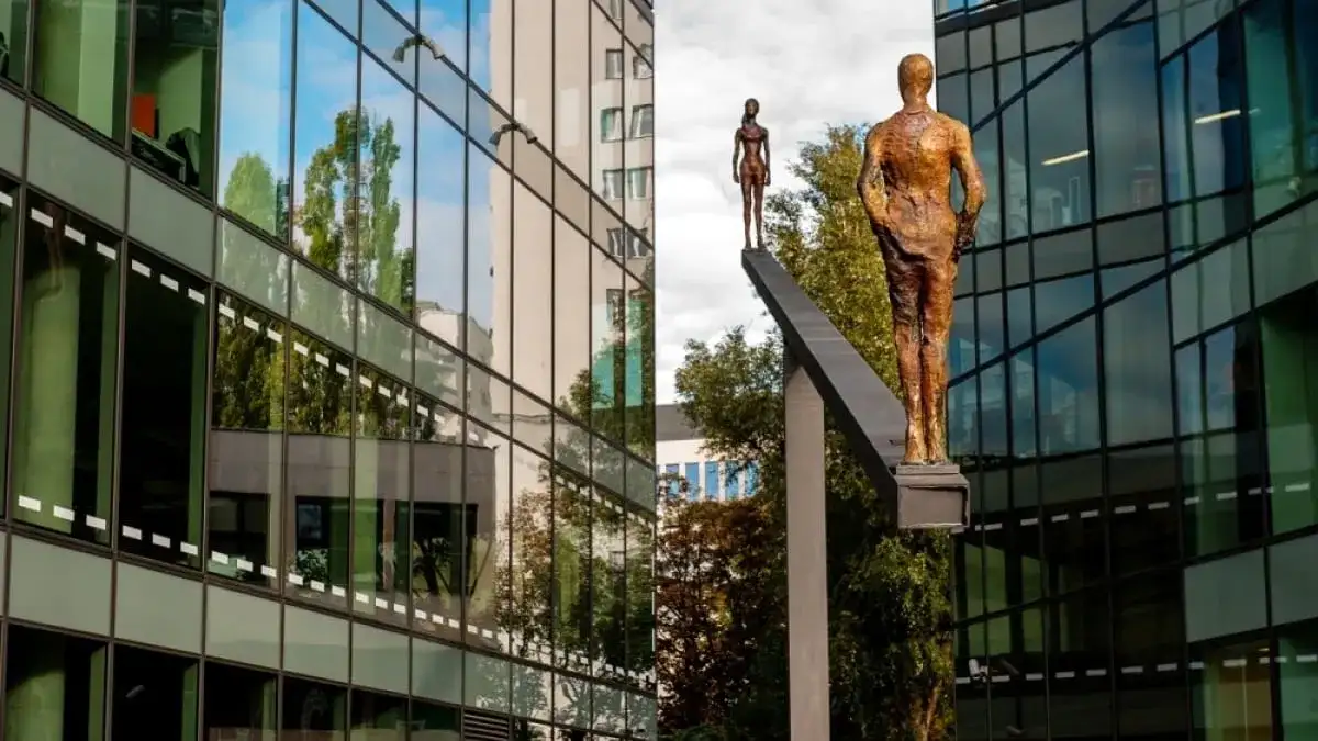 Ruchoma rzeźba – fascynujący świat sztuki ruchomej i jej historia