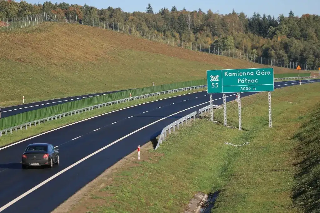 Ile może jechać autobus na autostradzie? Poznaj ważne przepisy