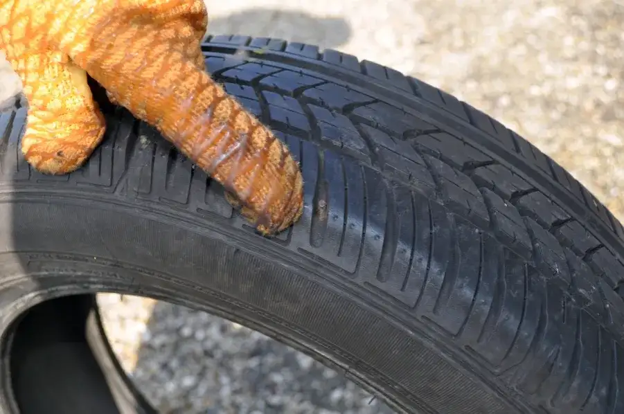 Jak rozpoznać opony bieżnikowane i uniknąć niebezpieczeństw