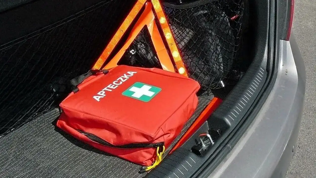 Apteczka w aucie: Czy jest obowiązkowa? Uniknij mandatu i więzienia!