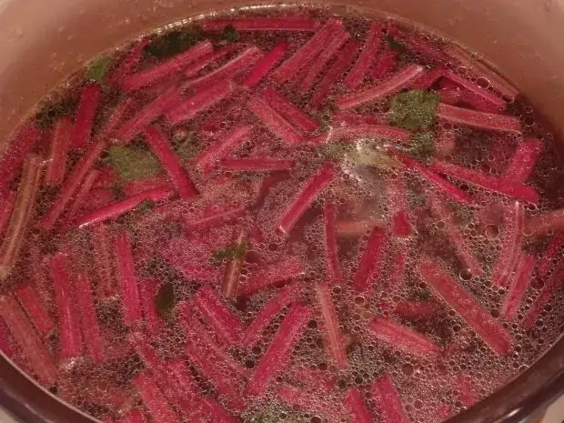 Lekki barszcz z młodych buraczków! Przepis na wiosenne orzeźwienie