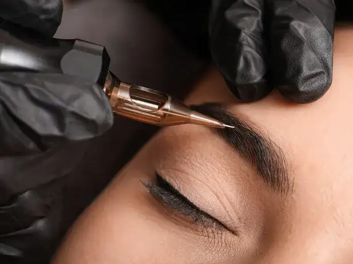 Czy po makijażu permanentnym trzeba regulować brwi, aby uniknąć problemów?
