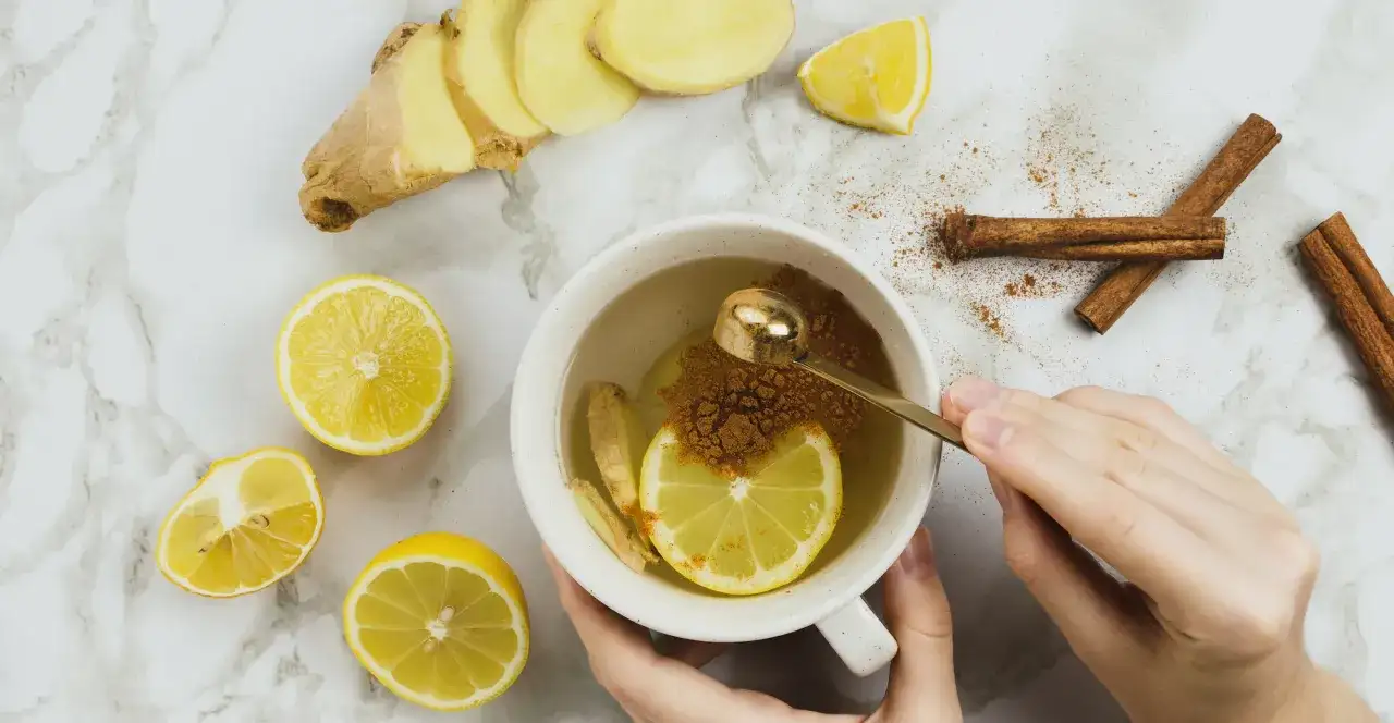 Co pić na ból gardła? Sprawdzone domowe sposoby i czego unikać