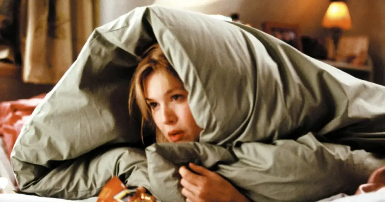 Bridget Jones ukrywa się pod kołdrą. Kto jest autorem popularnej książki "Dziennik Bridget Jones"? Helen Fielding.