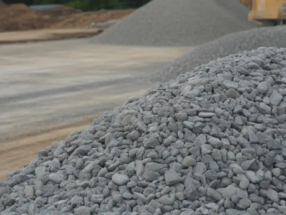 Cena tony żwiru do betonu: Ile kosztuje i jak nie przepłacić?