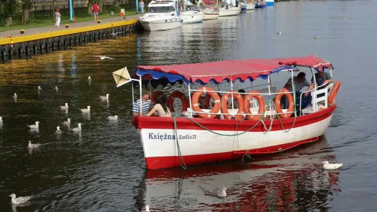 Ile kosztuje rejs statkiem w Darłówku? Ceny, trasy i porady dla grup.