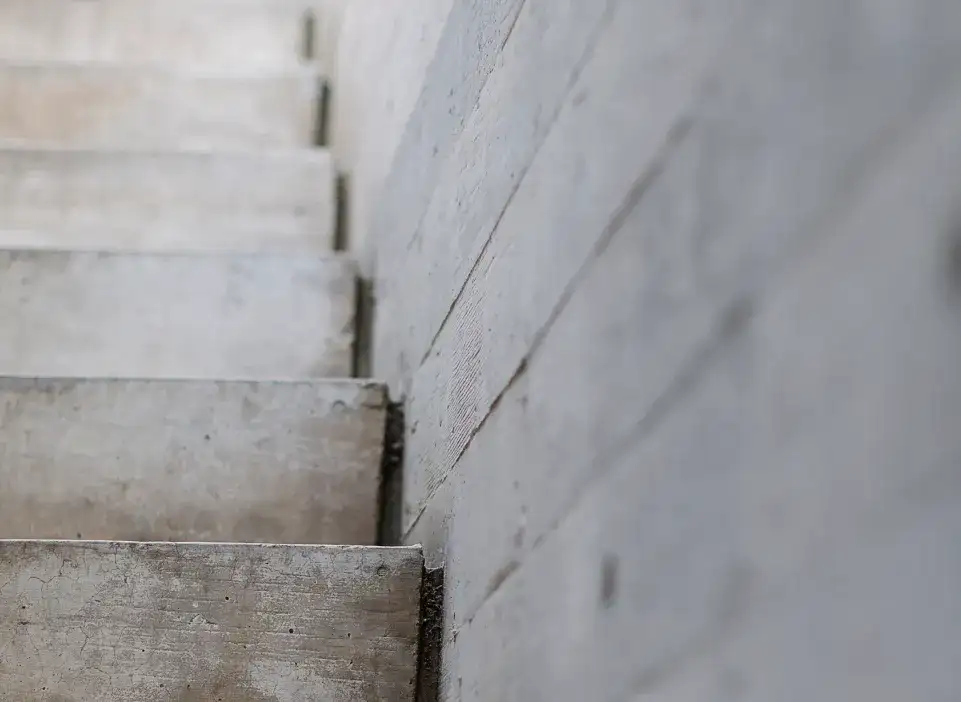 Jaki beton na schody wewnętrzne? Sprawdź najlepsze opcje i porady