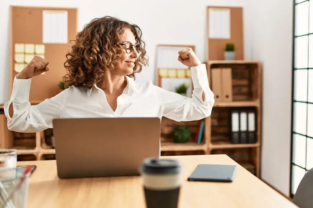 Stylizacje do biura: eleganckie i wygodne outfity na każdy dzień