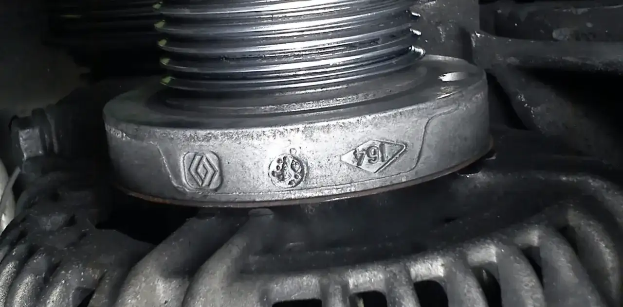 Jak wyciągnąć alternator z Renault Megane bez zbędnych problemów