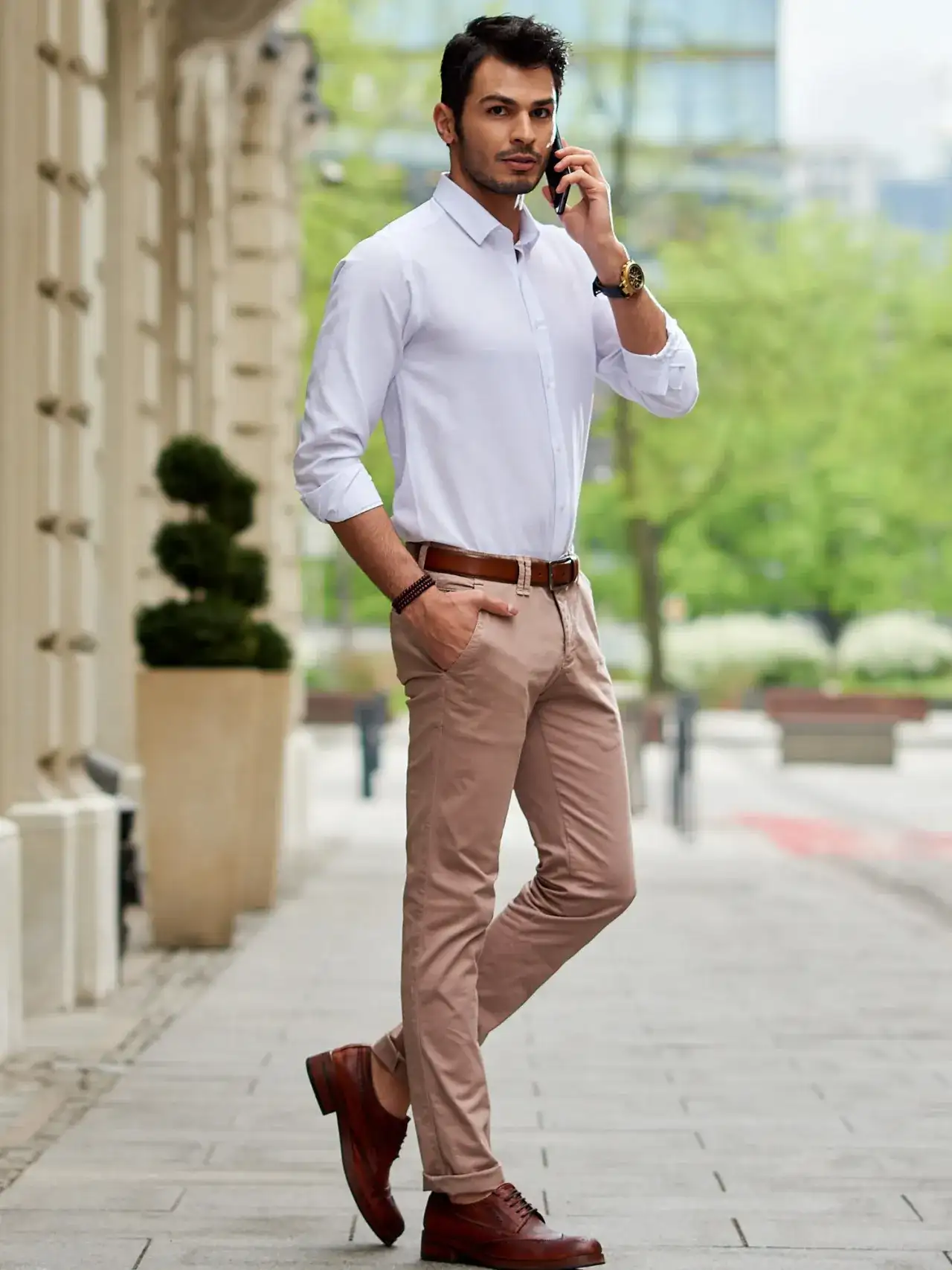 Beżowe chinosy – stylowe zestawy, które podkreślą twoją sylwetkę