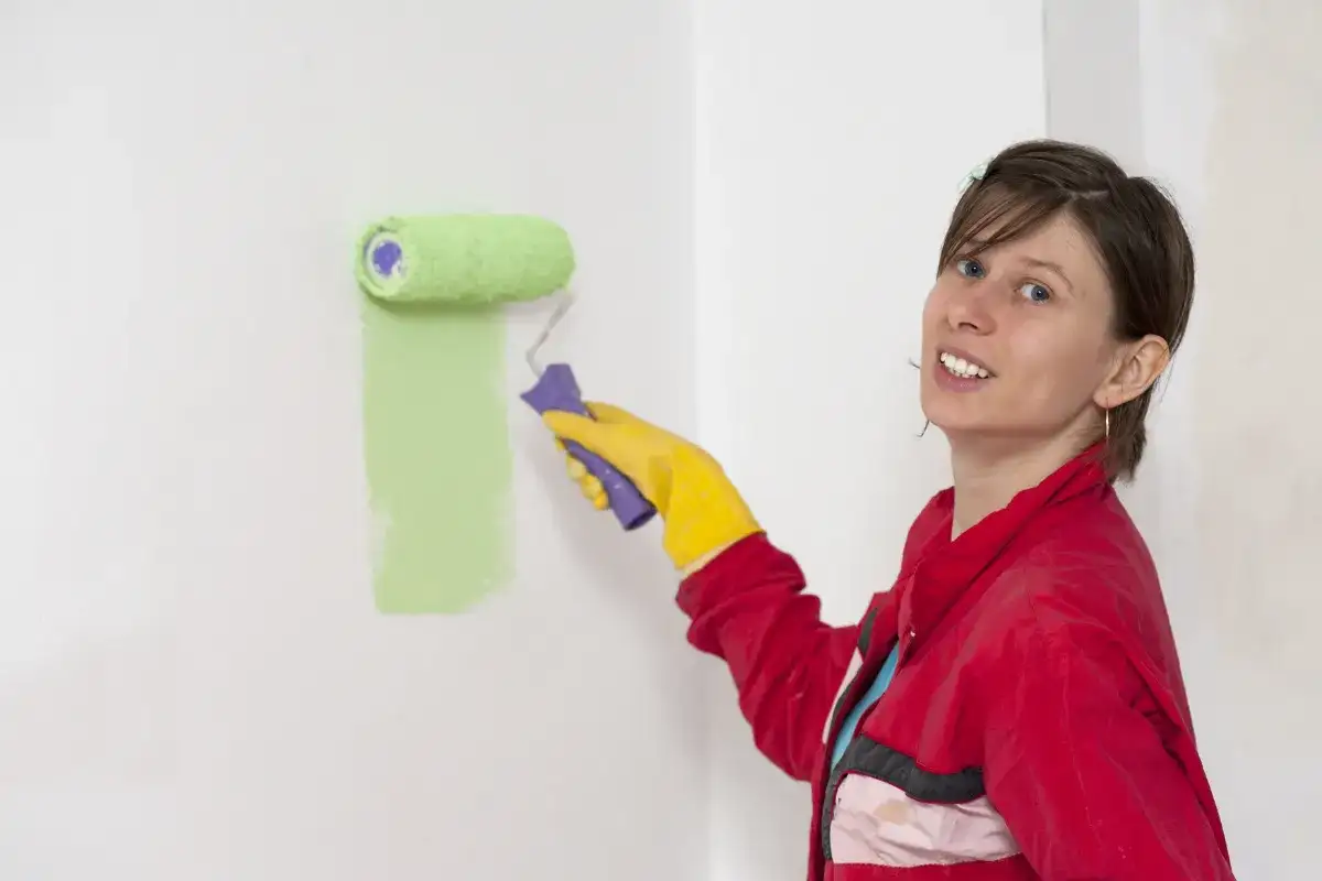 Ile za malowanie 1m2? Sprawdź, co wpływa na cenę malowania