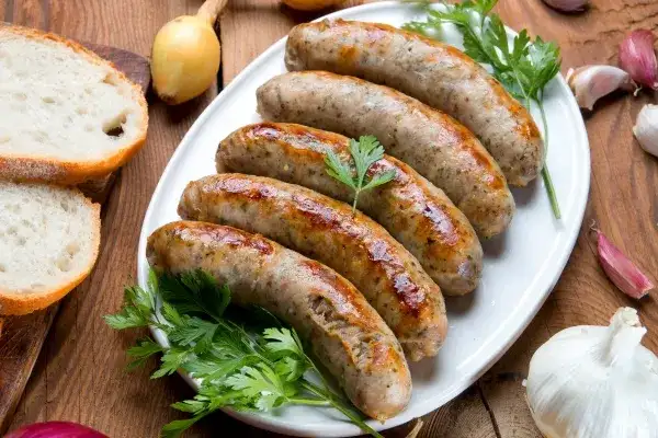 Jak zrobić białą kiełbasę na Wielkanoc - tradycyjny przepis krok po kroku