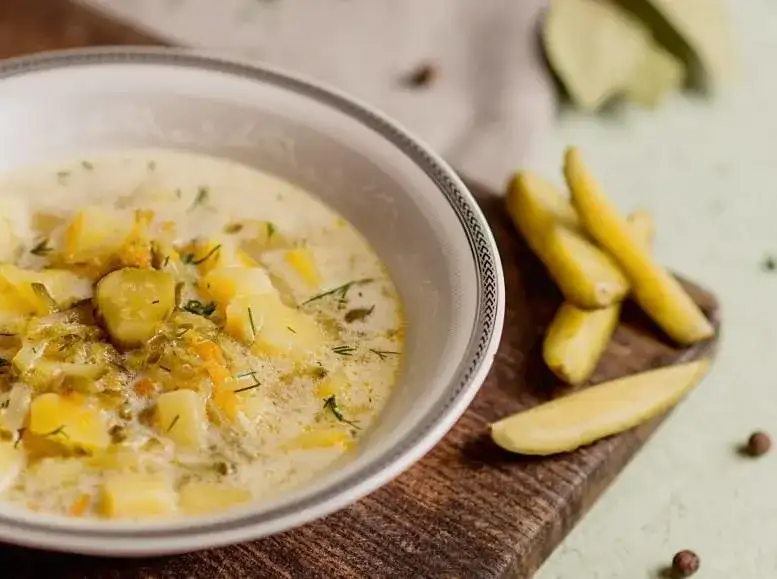 Jakie przyprawy do ogórkowej? Odkryj smaki, które zachwycą!