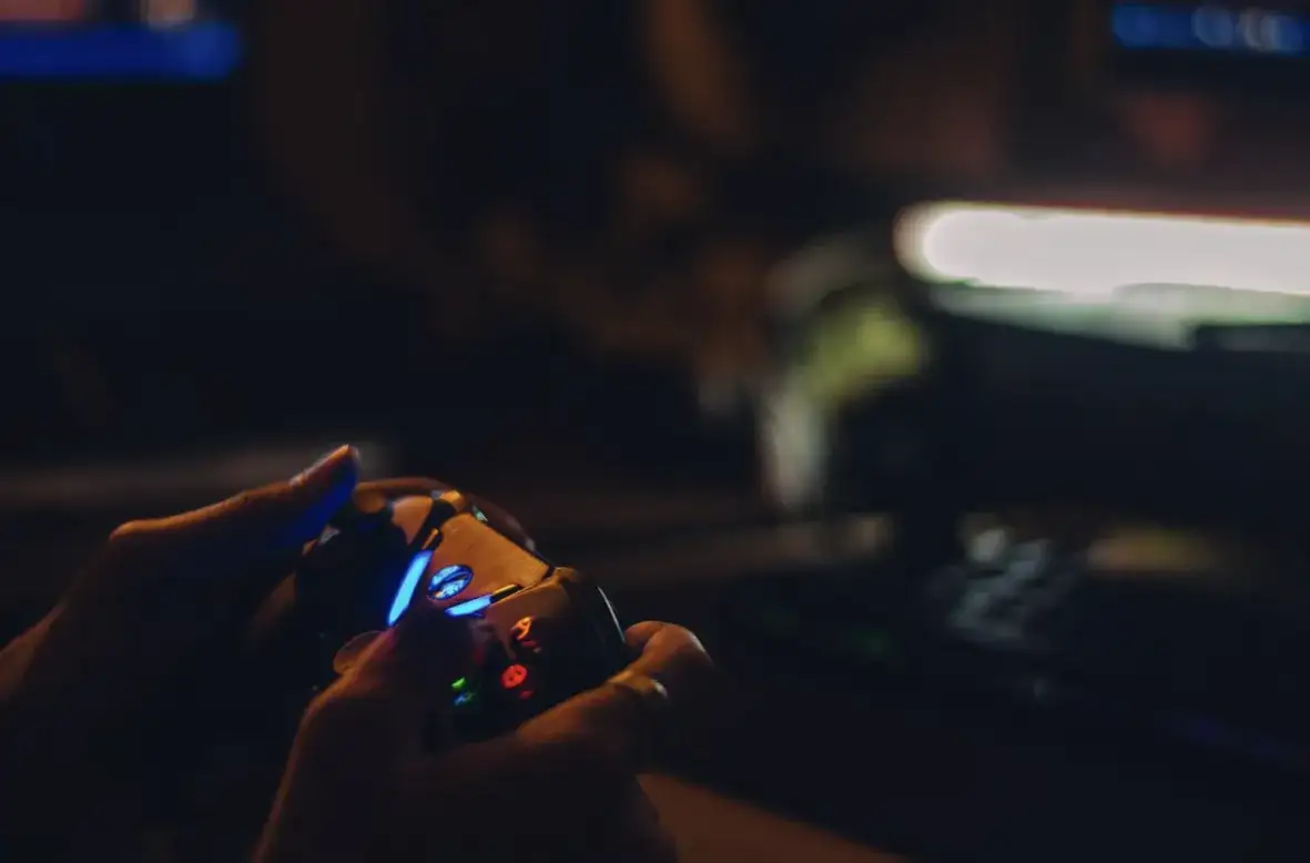 Relaksująca się w domu przy komputerze z grami i filmami – cyfrowa rozrywka jako sposób na odpoczynek po pracy.