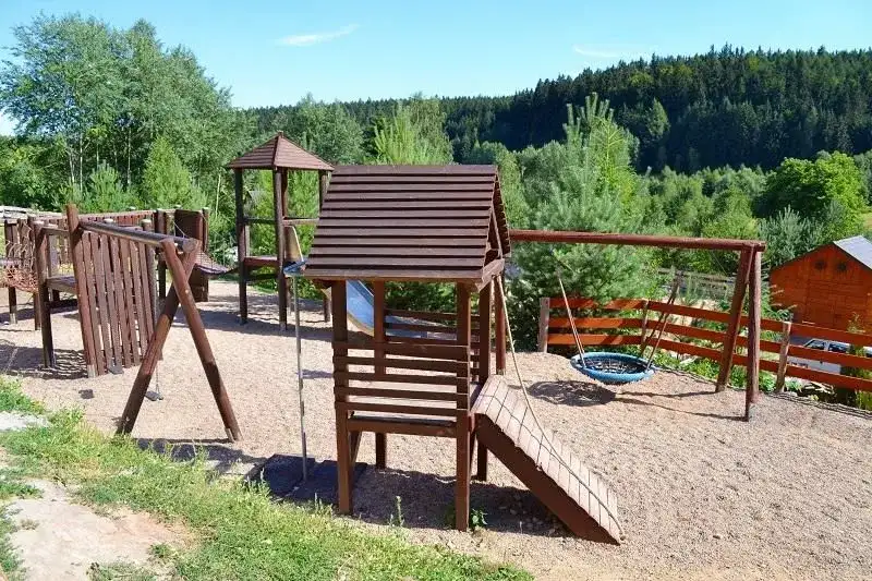 Góry Stołowe dla rodzin: Noclegi i atrakcje, które warto odwiedzić z dziećmi