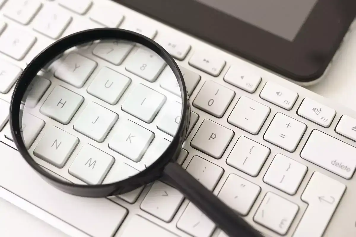 Lupa nad klawiaturą sugeruje, jak powiększyć okno przeglądarki. Widoczne klawisze: N, H, J, K, P, U, Y, I, 0, -, +, }.