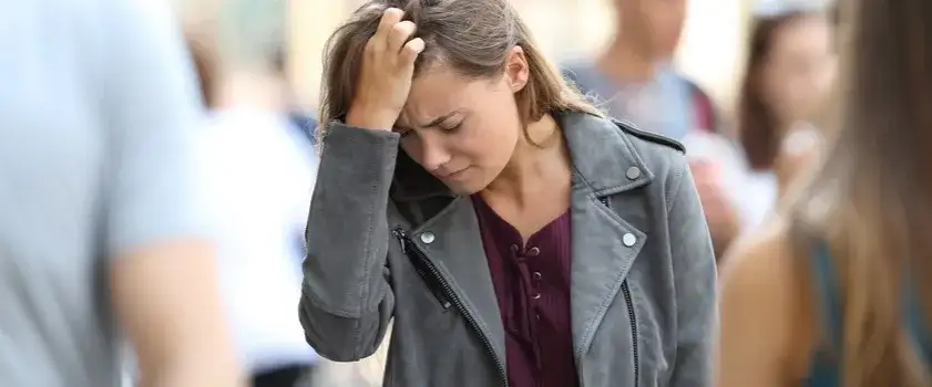 Lęk społeczny objawy – poznaj niepokojące sygnały i ich skutki