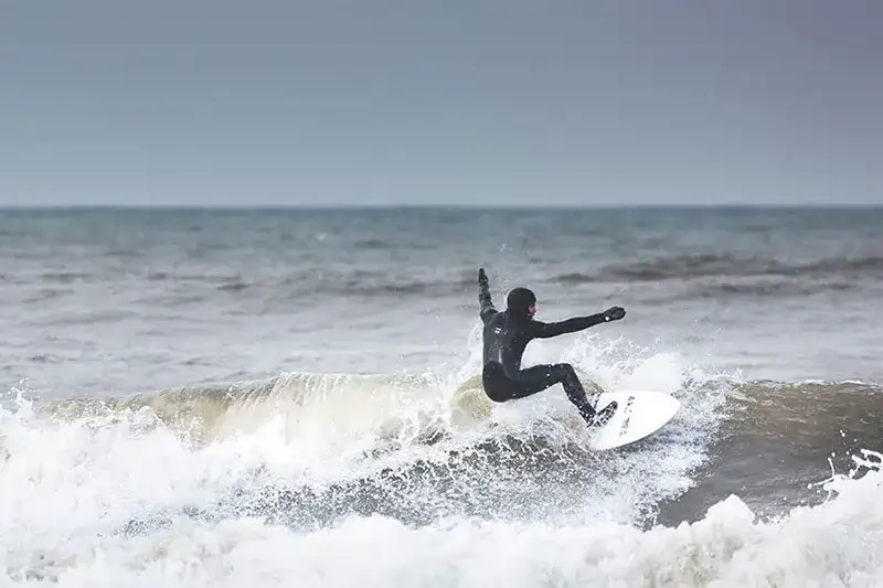 Jak powstają fale na Bałtyku? Odkryj tajemnice ich formowania