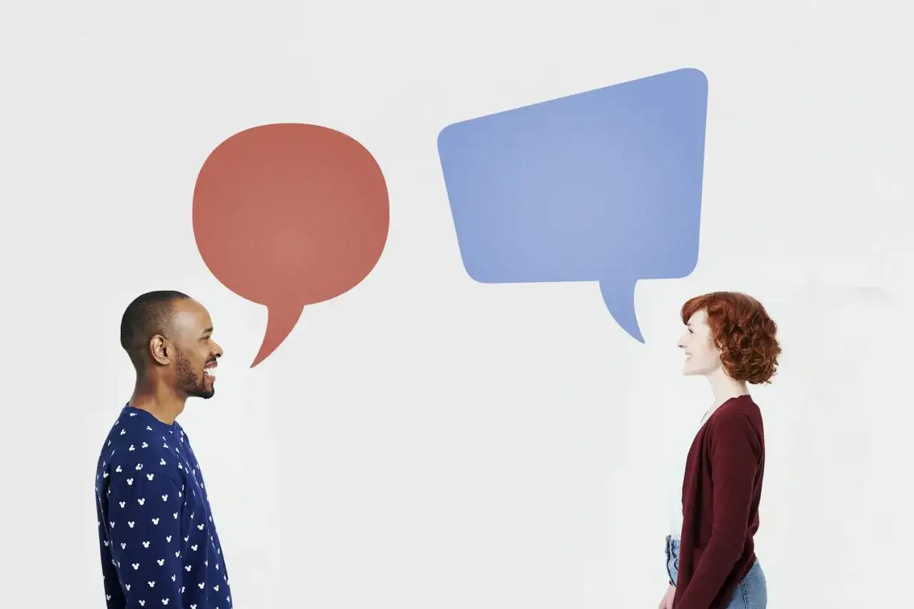Mężczyzna i kobieta rozmawiają, nad nimi dymki dialogowe.