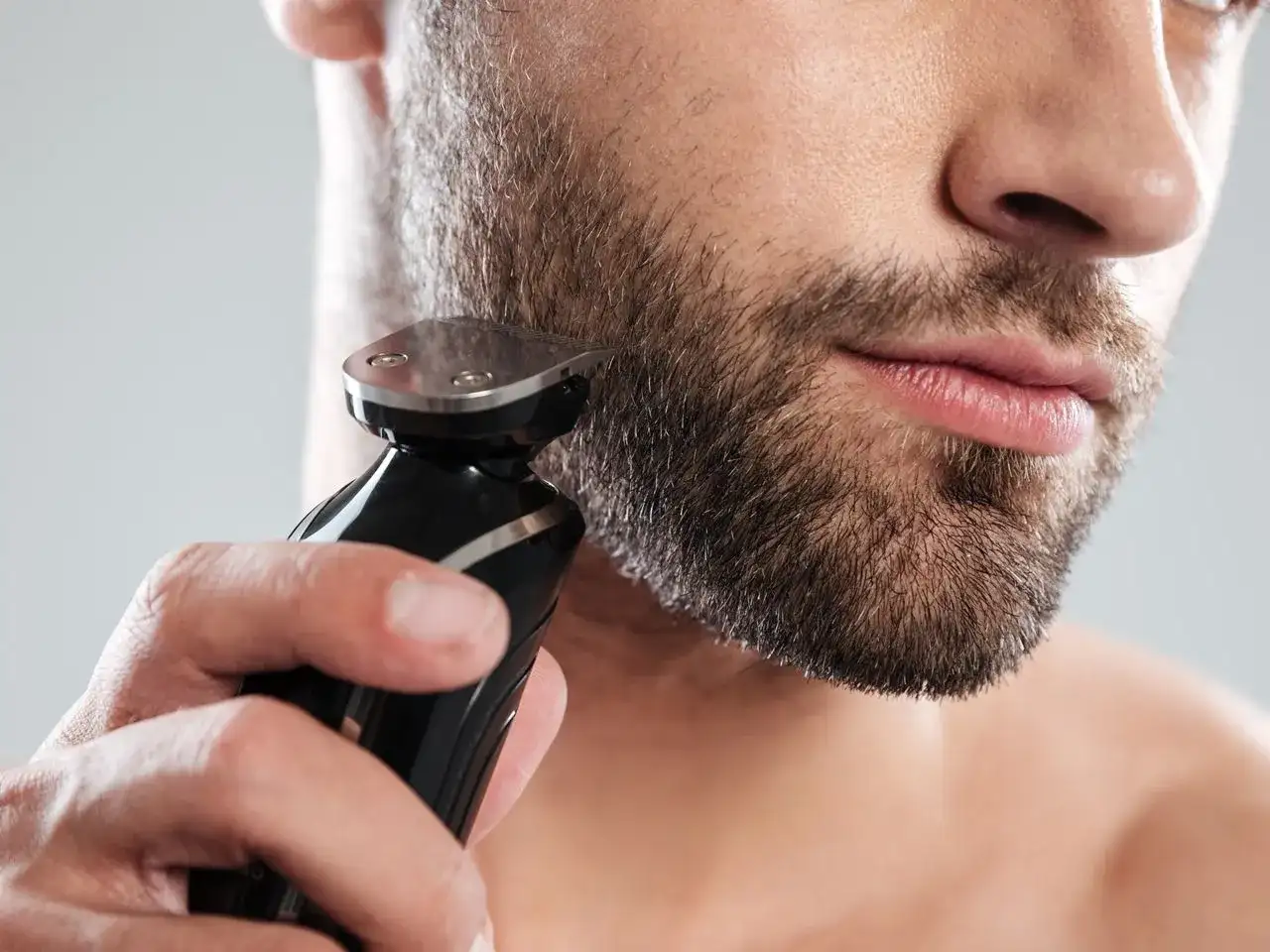 Jaką golarkę wybrać? Foliowa czy rotacyjna? Poradnik eksperta