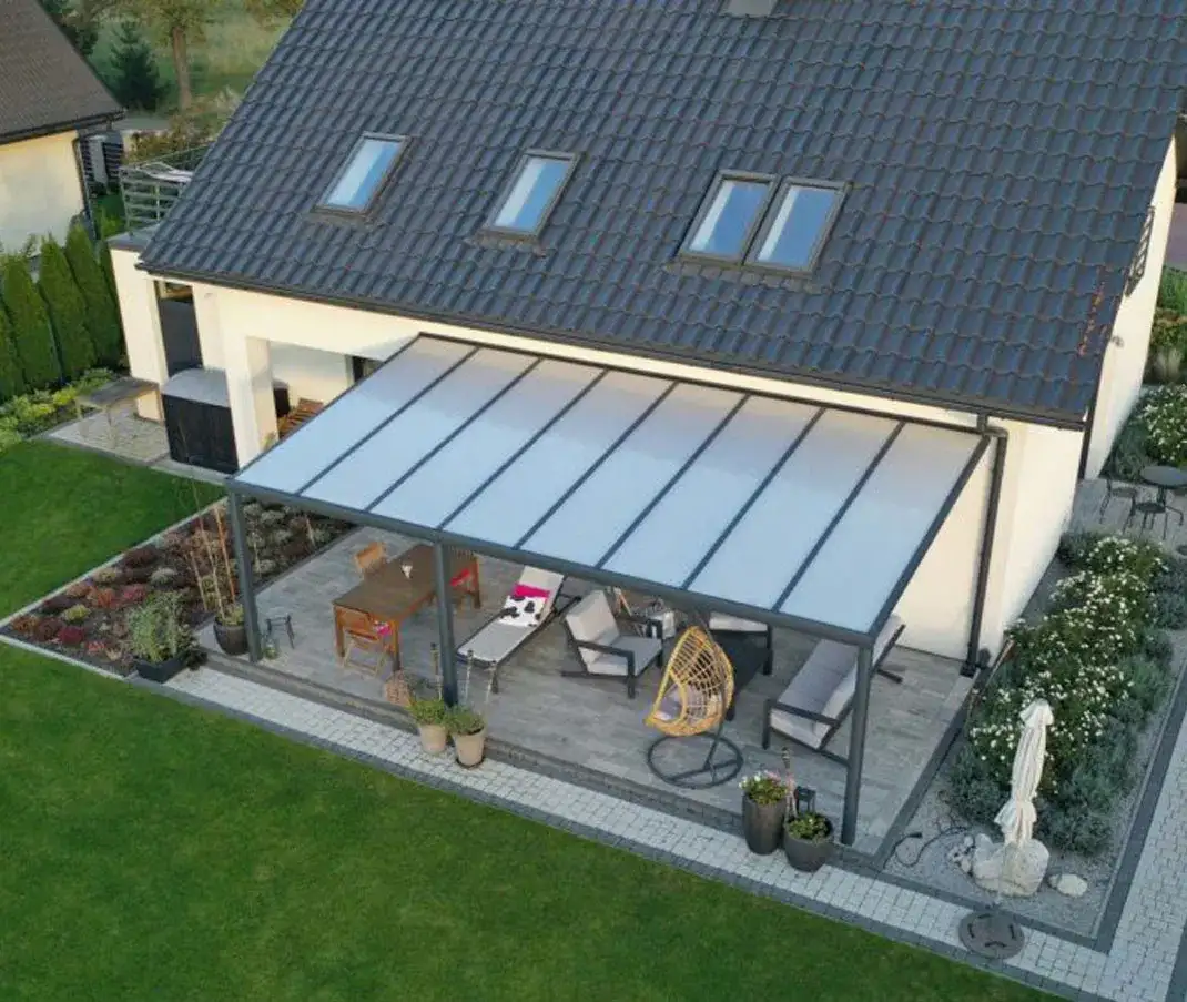 Zadaszenie tarasu: szkło czy poliwęglan? Porównanie, które wybór jest lepszy