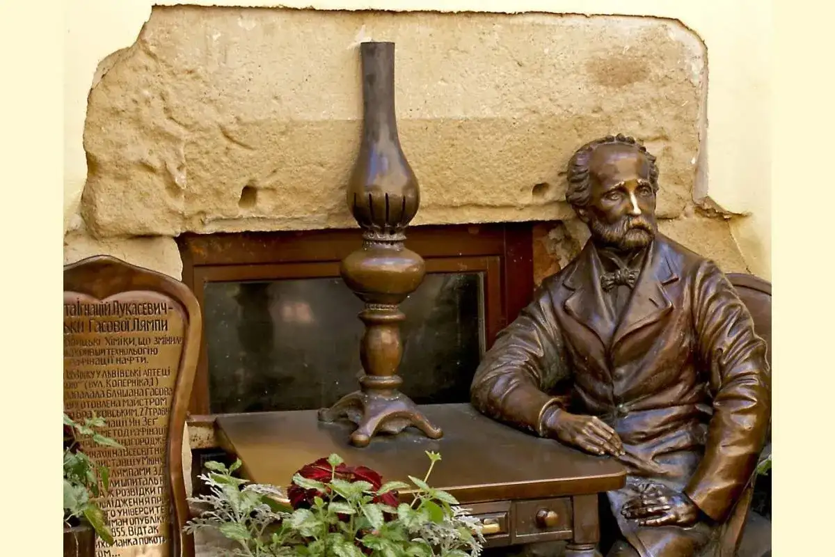 Pomnik Ignacego Łukasiewicza z lampą naftową.