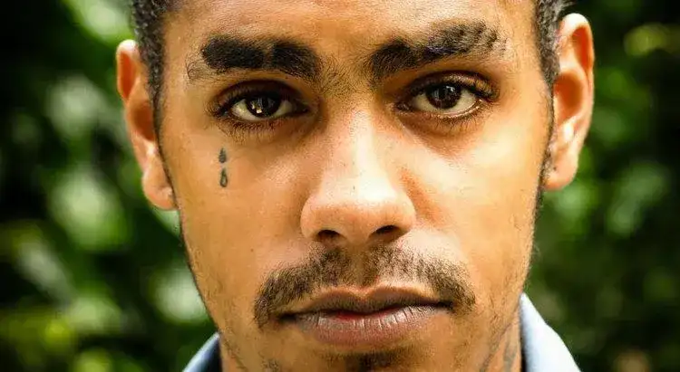 Łezka pod okiem – znaczenie i tatuaż łezki