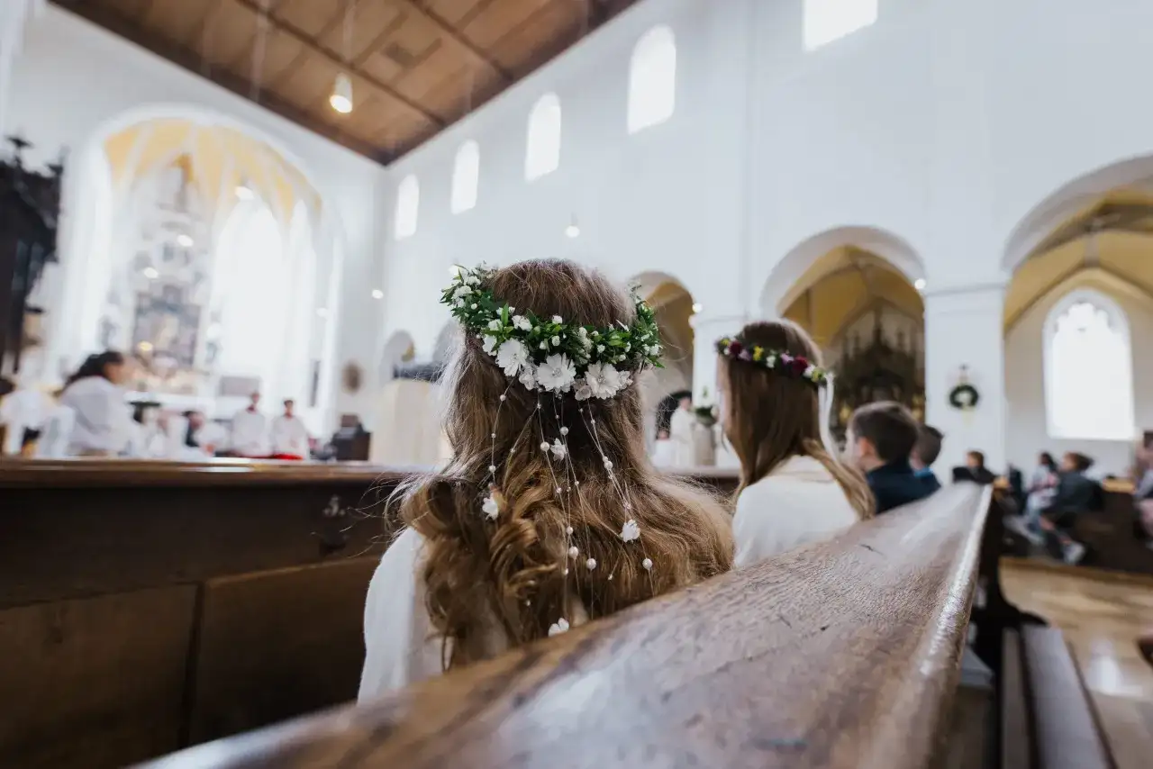 Ile trwa komunia? Uniknij błędów, zaplanuj idealny dzień!