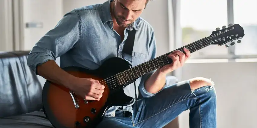 Co do gitary elektrycznej: kluczowe informacje dla początkujących muzyków