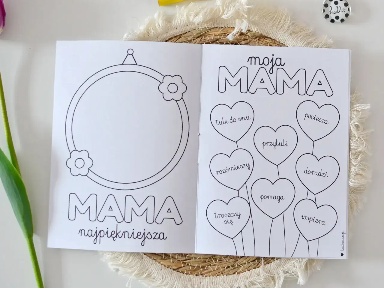 Kolorowanka dla mamy z serduszkami: "moja MAMA", "tuli do snu", "przytuli", "pociesza", "rozśmieszy", "doradzi", "pomaga", "wspiera", "troszczy się", "wspiera".