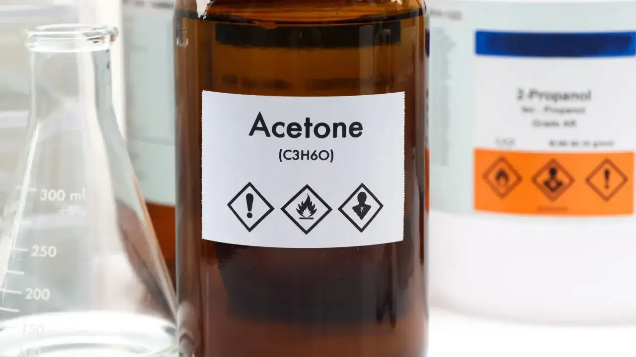 Butelka z acetonem i probówka. Szukasz, czym zastąpić aceton? Może izopropanol?