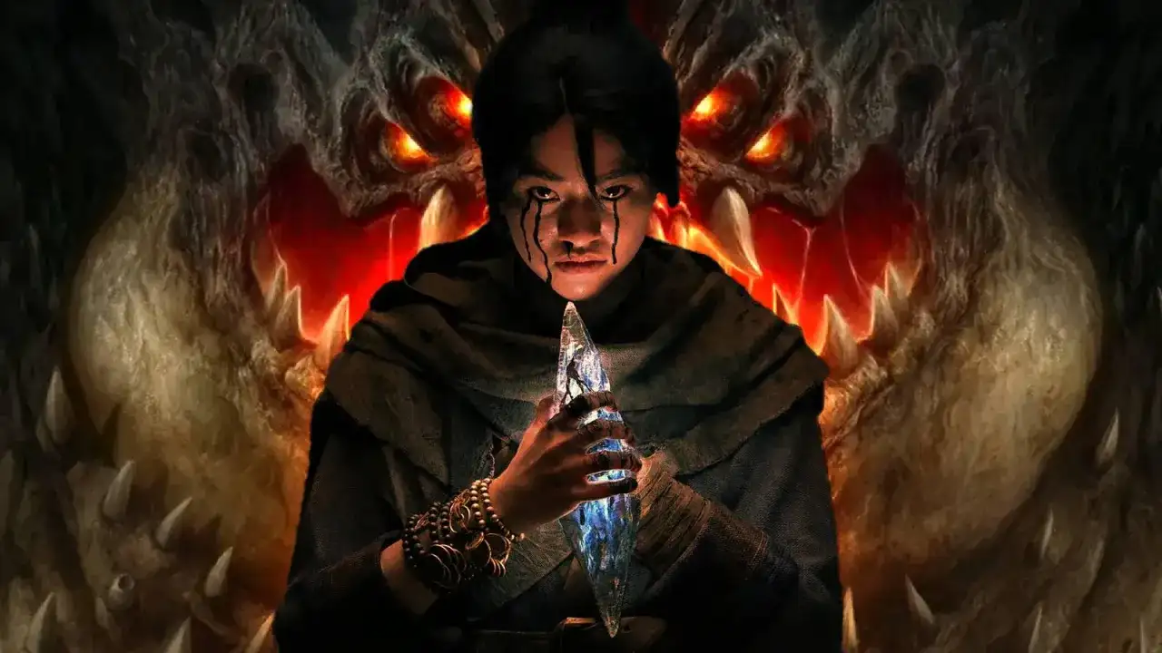 Postać z kryształem w dłoniach na tle smoczej paszczy z płonącymi oczami.