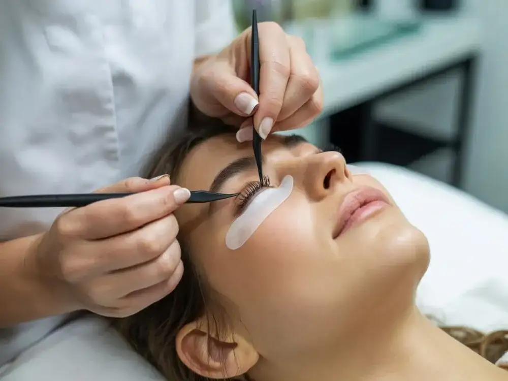 Laminacja rzęs: Ile trwa zabieg i jak długo cieszyć się efektem?