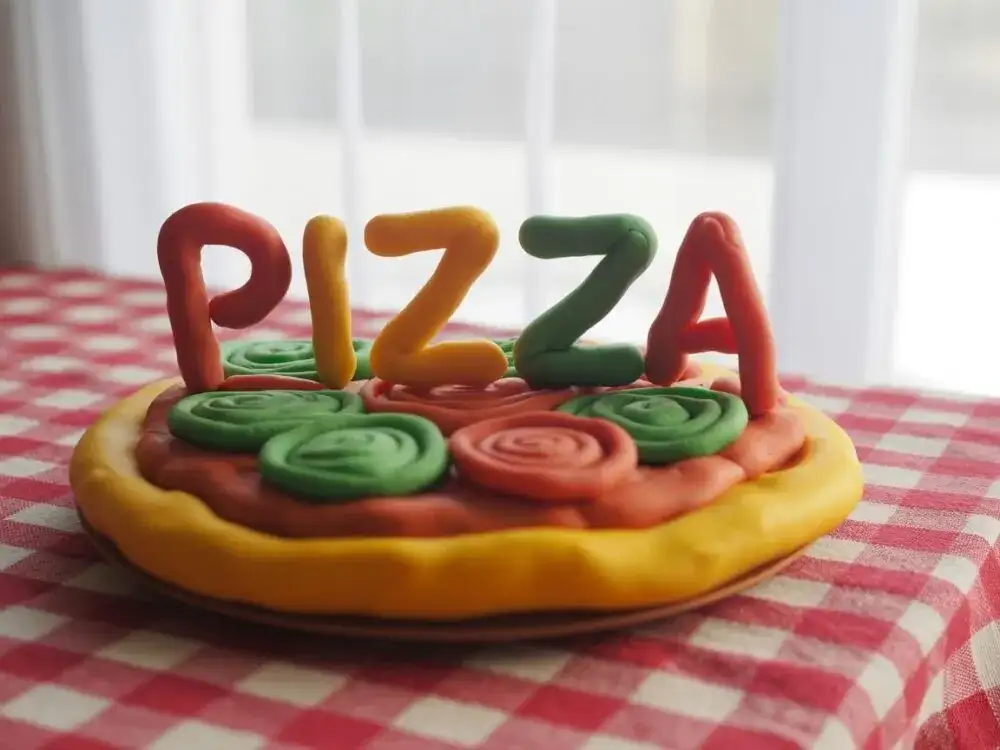 Jak usunąć plastelinę z ubrań? Domowe sposoby i triki