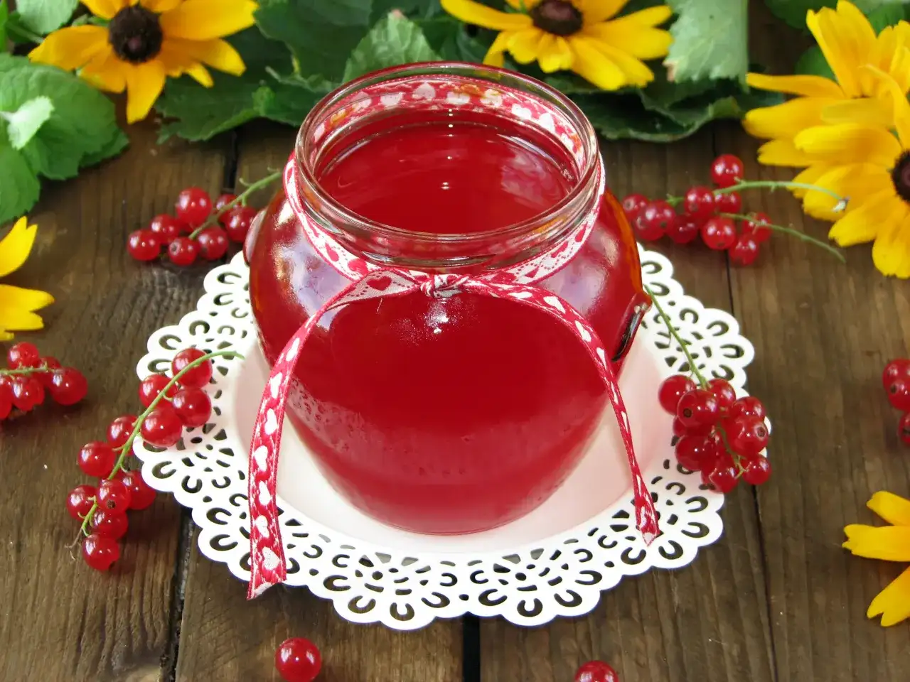 Jak zrobić sok z czerwonej porzeczki? Przepis na zdrowie z spiżarni