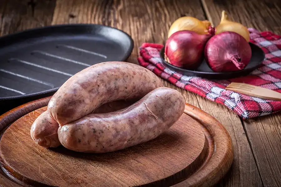 Czym się różni biała kiełbasa od zwykłej? Odkryj kluczowe różnice