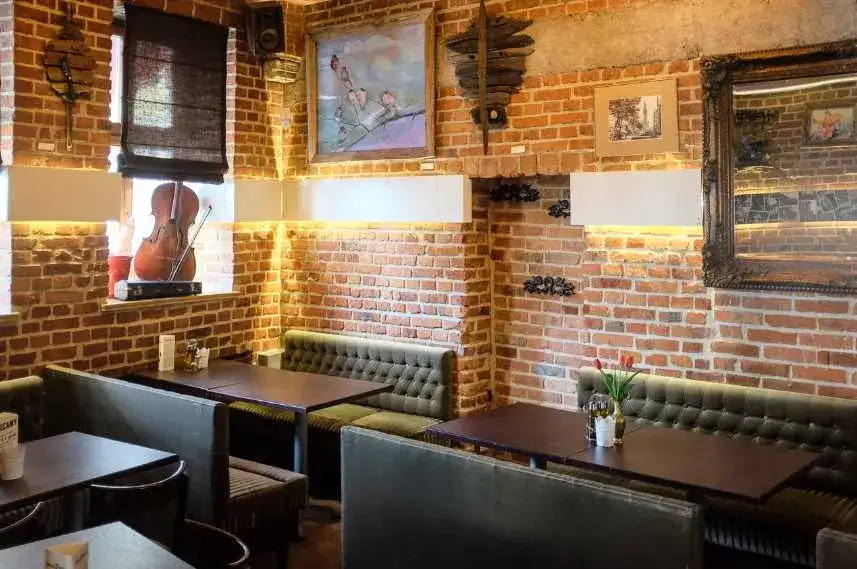 Gdzie zjeść w Kamiennej Górze? Odkryj najlepsze restauracje i kawiarnie