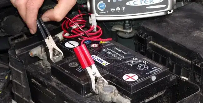 Jak podłączyć prostownik samochodowy, aby uniknąć uszkodzenia akumulatora